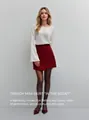Stijlvolle rode wikkelrok met hoge taille, gecombineerd met een witte trui en zwarte panty's - S / Bottoms / Bordeauxrood