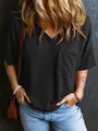 Dettaglio maglia nera da donna con scollo a V, trama a nido d'ape e taschino frontale corto - XS / Top / Nero