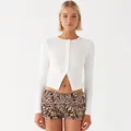 Modelo con cárdigan corto blanco de canalé con botones y manga larga para mujer - S / Tops / Blanco