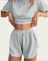Gros plan d'un ensemble de détente rayé gris avec short à taille élastique pour femmes. - S / Haut Et Bas / Gris clair