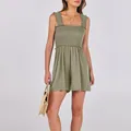 Détail d'une combinaison d'été vert olive avec bustier froncé et bretelles à volants - S / Combinaison Smockée Col Carré / Kaki