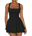 Detailweergave van een zwarte mini-jurk met vierkante hals en een geplooide taille. - S / Tops / Zwart
