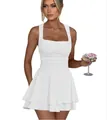 Detail van de elegante vierkante hals en geplooide taille van de witte mini-jurk - S / Tops / Wit