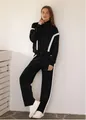 Veduta intera esterna di una tuta sportiva nera da donna a due pezzi con strisce - Taglia S / Top E Pantaloni / Nero