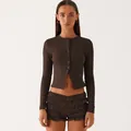 Vista frontal de cárdigan corto marrón con botones y pantalones cortos con volantes - S / Tops / Café