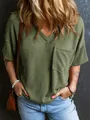 Dettaglio del top a maniche corte con scollo a V verde oliva in maglia a nido d'ape - XS / Top / Verde militare