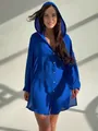 Photo du modèle montrant le tissu bleu vif et le détail du design avec capuche. - Bleu
