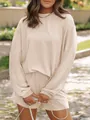Vue détaillée de l'ensemble de détente beige rayé pour femme avec haut et short - Blanc Cassé
