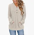 Détail d'un sweat à capuche beige en maille côtelée avec trois boutons et poche kangourou. - Abricot