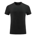 Vue détaillée de l'avant d'un T-shirt de sport noir pour homme à séchage rapide et col rond - Noir