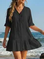 Vista macro del vestido playero negro con cuello en V, dobladillo con volantes y botones - S / Tops / Negro