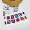 Detalle de los pantalones cortos de playa de ganchillo con patchwork de flores de colores - S / Bottoms / Blanco