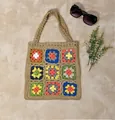 Borsa tote fatta a mano a uncinetto con quadretti colorati e tracolla alla moda - Taglia unica / Cachi