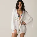 Vista dettagliata del copricostume da spiaggia bianco ampio con punto all'uncinetto e nappe - Taglia unica / Top (AS280) / Bianco