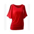 Vue détaillée d'un t-shirt rouge grande taille à manches chauve-souris et épaules nues - S / Hauts / Rouge