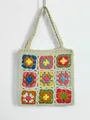 Dettaglio della trama di una borsa tote fatta a mano all'uncinetto con quadrati granny colorati. - Taglia unica / Albicocca