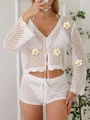 Vue détaillée du cardigan au crochet blanc avec broderie florale pour tenue de plage chic - Taille unique / Hauts / Blanc