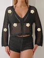 Gros plan d'un gilet en maille ajourée noire avec détails de fleurs brodées - Taille unique / Hauts / Noir
