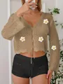 Vue détaillée du gilet en tricot ajouré kaki avec des motifs de fleurs blanches brodées - Taille unique / Hauts / Kaki