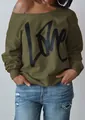 Nahaufnahme des olivgrünen Sweatshirts mit schulterfreiem Design und schwarzem LOVE-Print - Armeegrün