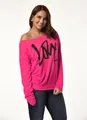 Detail eines pinkfarbenen Off-Shoulder-Sweatshirts mit schwarzem LOVE-Schriftdruck - Fuchsia