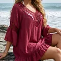 Copricostume bordeaux con scollo a V all'uncinetto, orlo a balze e maniche a 3/4 traforate - Top / Rosso ciliegia