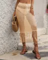 Detalle de una falda midi de ganchillo beige con dobladillo de flecos y cordón ajustable - Albaricoque