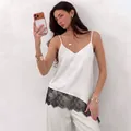 Elegante canotta bianca a trapezio con scollo a V e raffinato bordo in pizzo nero sul fondo - Taglia S / Top / Bianco