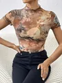 Elegante camiseta de malla con estampado de pintura al óleo renacentista y bordes rizados - Ámbar