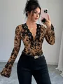 Detailansicht eines floralen Mesh-Oberteils mit V-Ausschnitt und Trompetenärmeln - S / Oberteile / Khaki