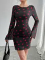 Mini-robe moulante élégante en résille noire à motifs cœurs rouges et manches évasées - S / Noir