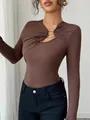 Vue détaillée du haut ajusté marron avec encolure asymétrique évidée et anneau doré - S / Hauts / Café