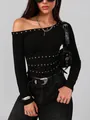 Nauwsluitende zwarte off-the-shoulder top met lange mouwen en metalen studs. - S / Tops / Zwart