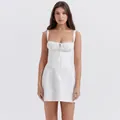 Détail d'une mini robe blanche à décolleté cœur avec buste froncé et taille corset - S / Haut Et Bas / Blanc