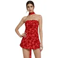 Elegante strapless mini-jurk met rode luipaardprint en bijpassende choker op model - Rood