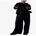 Vue détaillée d'un sweat à capuche noir oversize avec nœuds en chaîne sur les manches - S / Haut Et Bas / Léopard Noir
