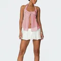Λεπτομέρεια ενός ροζ σιφόν halter top με πούλιες και ένα κομψό μπροστινό σκίσιμο. - Ροζ