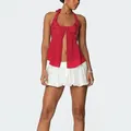 Detailansicht eines roten Chiffon-Halter-Tops mit Pailletten und einem modischen Schlitz - S / Oberteile / Rot
