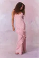 Detailansicht eines rosa Maxikleids mit Blumenmuster, Rüschen und schmalen Trägern - S / Oberteil Und Unterteil / Rosa