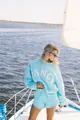 Vista detallada del conjunto de sudadera azul claro para mujer con letras FANCY en un barco. - S / Top Y Pantalón / Azul