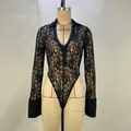 Eleganter transparenter Langarm-Body aus schwarzer Spitze mit tiefem V-Ausschnitt - S / Oberteile