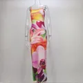Vestido largo con estampado floral vibrante en un maniquí transparente de exhibición - S / Arcoíris