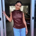 Elegante top smanicato bordeaux in ecopelle con colletto alla coreana e vita arricciata - Taglia S / Top / Borgogna