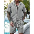 Nahaufnahme des grau strukturierten Stricksets aus Hemd und Shorts für Herren. - S / Oberteil Und Unterteil / Grau
