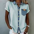 Detailweergave van retro damesshirt met korte mouwen, denim contraststiksels en een zak - S / Tops / Meerblauw