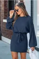 Dettaglio di un abito in maglia a coste blu scuro a maniche lunghe con cintura - Taglia S / Blu navy
