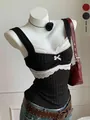Vista macro dettagliata della canotta Y2K slim fit con pizzo bianco e fiocchetto - Taglia S / Top / Nero