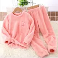 Detalle de un conjunto de pijama infantil de franela rosa con un tierno bordado de conejo - 110 / Top Y Pantalón / Rosa