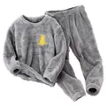 Vista detallada de pijama infantil de franela gris con bordado de dinosaurio amarillo - 110 / Top Y Pantalón / Gris