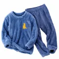 Detalle de pijama infantil de franela azul con suave bordado de dinosaurio de dibujos - 110 / Top Y Pantalón / Azul